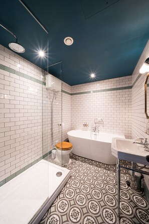 Deep-soaking bathtub - Aragon House (London)