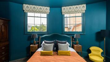 Kahden hengen deluxe-huone | Minibaari, tallelokero huoneessa, työpöytä, äänieristys