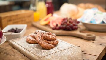 Daily cooked-to-order breakfast (GBP 17.50 per person)