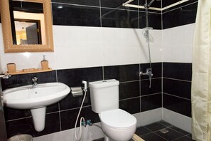 Grand-huone, 2 makuuhuonetta | Kylpyhuone | Suihku, ilmaiset hygieniatuotteet, tohvelit, pyyhkeet