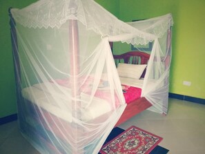 Standard Single Room, Shared Bathroom | Desk, blackout drapes, soundproofing, bed sheets - Sipi Travellers Lodge (Sipi)