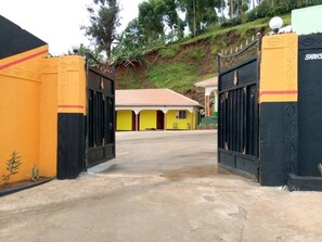 Property entrance - Sipi Travellers Lodge (Sipi)