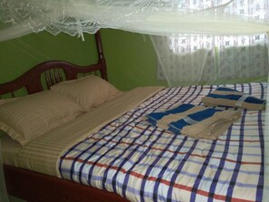 Escritorio, cortinas blackout, sistema de insonorización y ropa de cama 