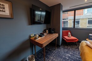 高級寢具、羽絨被、書桌、手提電腦工作空間