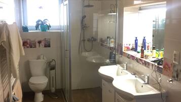 Comfort Villa | Bathroom | Free toiletries, hair dryer, towels, shampoo