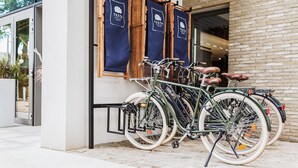 A bicycle rack with multiple bikes parked, a wooden door frame, and a brick wall. - Villa Testa (Sopot)