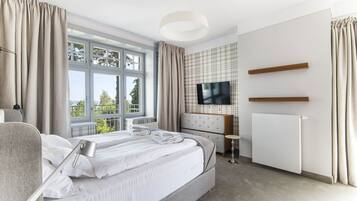 Apartment, Sea View (1.1) | Individually decorated, individually furnished, desk, laptop workspace