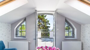 A room with a skylight, a view of a garden through a gate, and a radiator. - Villa Testa (Sopot)