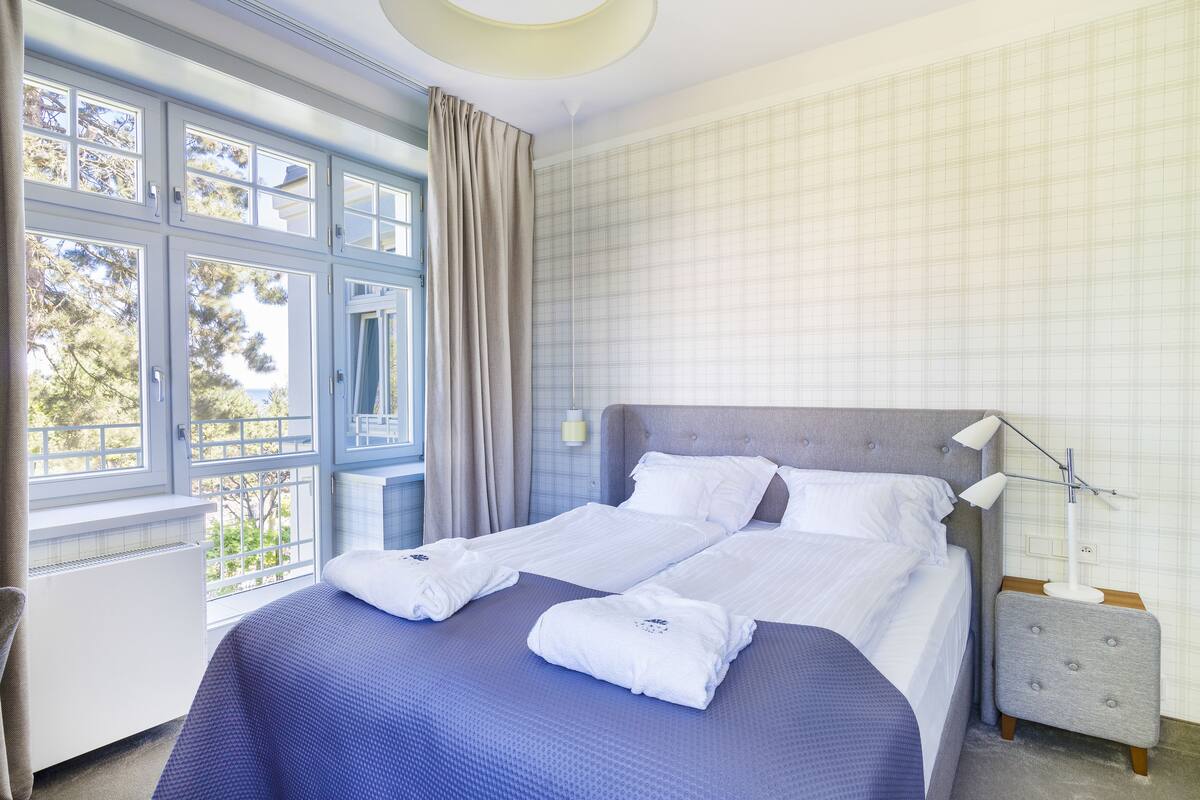 Appartement, vue sur le jardin (1.3) | Bureau, espace de travail pour ordinateurs portables