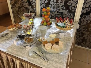 Daily buffet breakfast for a fee - Sunflower River (Moscow)
