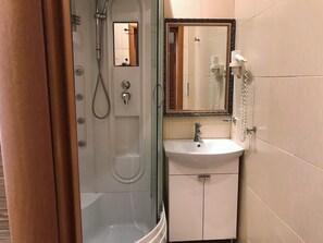 Standard Single Room | Bathroom - Sunflower River (Moscow)