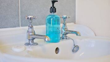 Deluxe Cottage, 2 Bedrooms, Non Smoking, Lakeside | Bathroom | Free toiletries, bathrobes, towels, soap