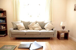 Småhus – deluxe, 2 soverom, ikke-røyk, ved innsjø | Oppholdsrom | En 34-tommers Flatskjerm-TV med digitale kanaler samt smart-TV