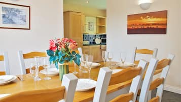 Deluxe Cottage, 2 Bedrooms, Non Smoking, Lakeside | In-room dining
