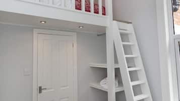 Apartamento, várias camas | Ferros/tábuas de passar roupa, Wi-Fi de cortesia, roupa de cama