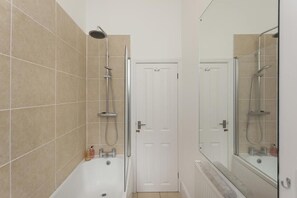 Apartment, Multiple Beds | Bathroom | Combined shower/bathtub, free toiletries, hair dryer, towels