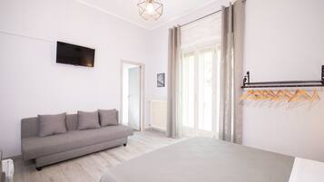 Habitación Deluxe, 1 cama Queen size y sofá cama, balcón | 1 habitación, decoración personalizada y muebles diferentes