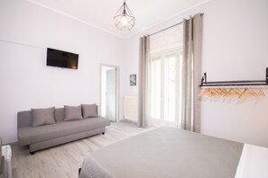 Phòng Deluxe, 1 giường cỡ queen và sofa giường, ban công | 1 phòng ngủ, trang trí khác biệt 