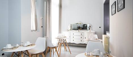 Microondas, horno y utensilios de cocina