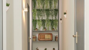 Um corredor com piso de mármore, prateleira na parede com plantas e um quadro emoldurado.