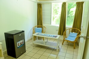 Caja de seguridad en la habitación y espacio para trabajar con laptop 