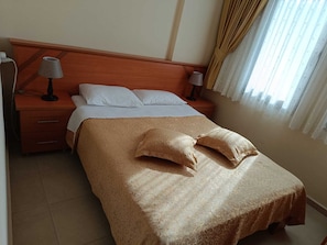 Departamento familiar | Decoración personalizada, muebles diferentes y escritorio