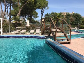 Piscina coberta, piscina a l'aire lliure, para-sols i gandules 