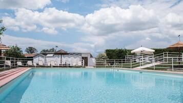 Piscina stagionale all'aperto, ombrelloni da piscina, lettini
