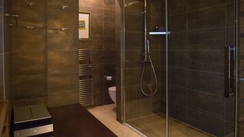 Vierbettzimmer, 2 Queen-Betten, Verbindungszimmer (202-203) | Badezimmer | Dusche, kostenlose Toilettenartikel, Haartrockner, Bidet