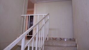 Una escalera con barandillas blancas que conduce a un rellano.