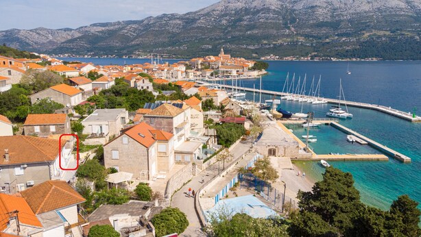 Une ville côtière dotée d’une architecture traditionnelle, d’un port de plaisance et bordée de montagnes.