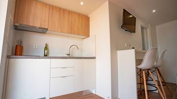 Premium Studio Suite | Dapur peribadi | Peti sejuk/penyejuk beku saiz penuh, kerusi tinggi