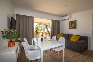 Khu vực ăn uống tại phòng