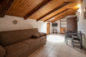 Apartment, 2 Bedrooms (Apt 4) | Living area