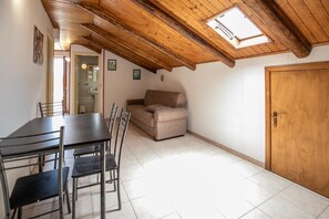 Apartment, 2 Schlafzimmer (Apt 4) | Wohnbereich