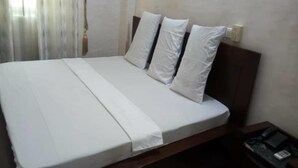 Standard Double Room | WiFi (free), bed sheets - Hôtel Saint Louis (Cotonou)