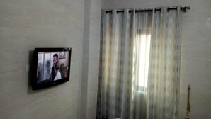 Standard Double Room | Television - Hôtel Saint Louis (Cotonou)