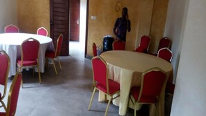 Breakfast, lunch and dinner served - Hôtel Saint Louis (Cotonou)