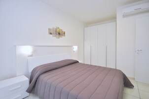 Apartamento, 1 quarto (2 people) | 1 quarto, quartos à prova de som, ferros/tábuas de passar roupa