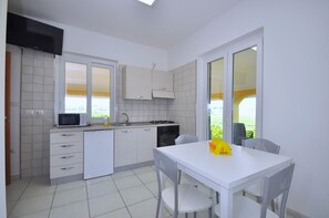 Apartamento, 1 habitación (2 people) | Cocina básica privada | Frigorífico, microondas, horno y placa de cocina