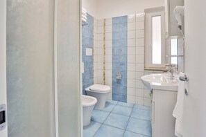 Apartment, 1 Bedroom | Bilik Mandi | Pancuran mandi, hulu semburan mandi hujan, pengering rambut, bidet