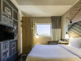 Minibar, escritorio, cortinas blackout y sistema de insonorización