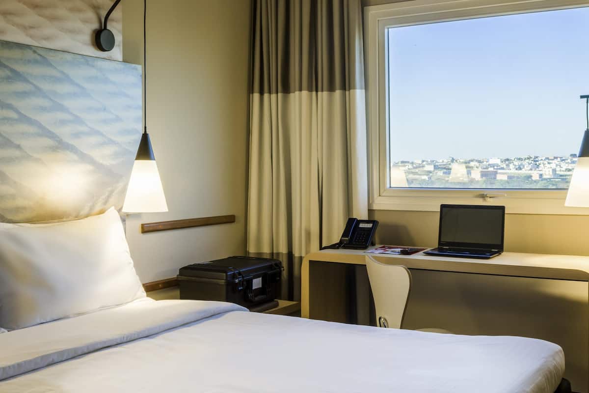 Standard Room, 1 Double Bed | Minibar, desk, blackout curtains, soundproofing