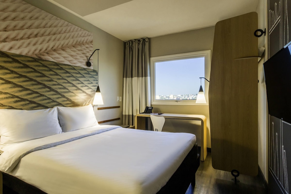 Minibar, escritorio, cortinas blackout y sistema de insonorización