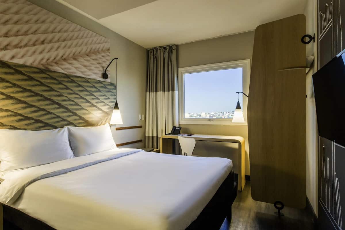 Minibar, escritorio, cortinas blackout y insonorización