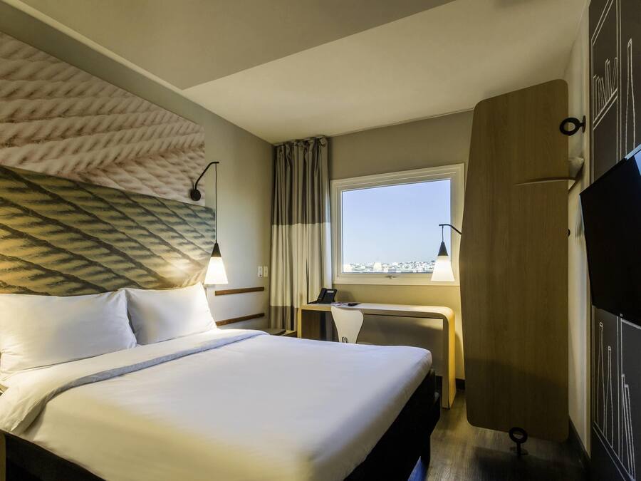 Minibar, meja kerja, tirai kedap cahaya, dan kedap suara