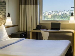 Standard Room, 1 Double Bed | Minibar, desk, blackout drapes, soundproofing