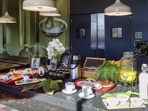 Daily buffet breakfast (BRL 44 per person)