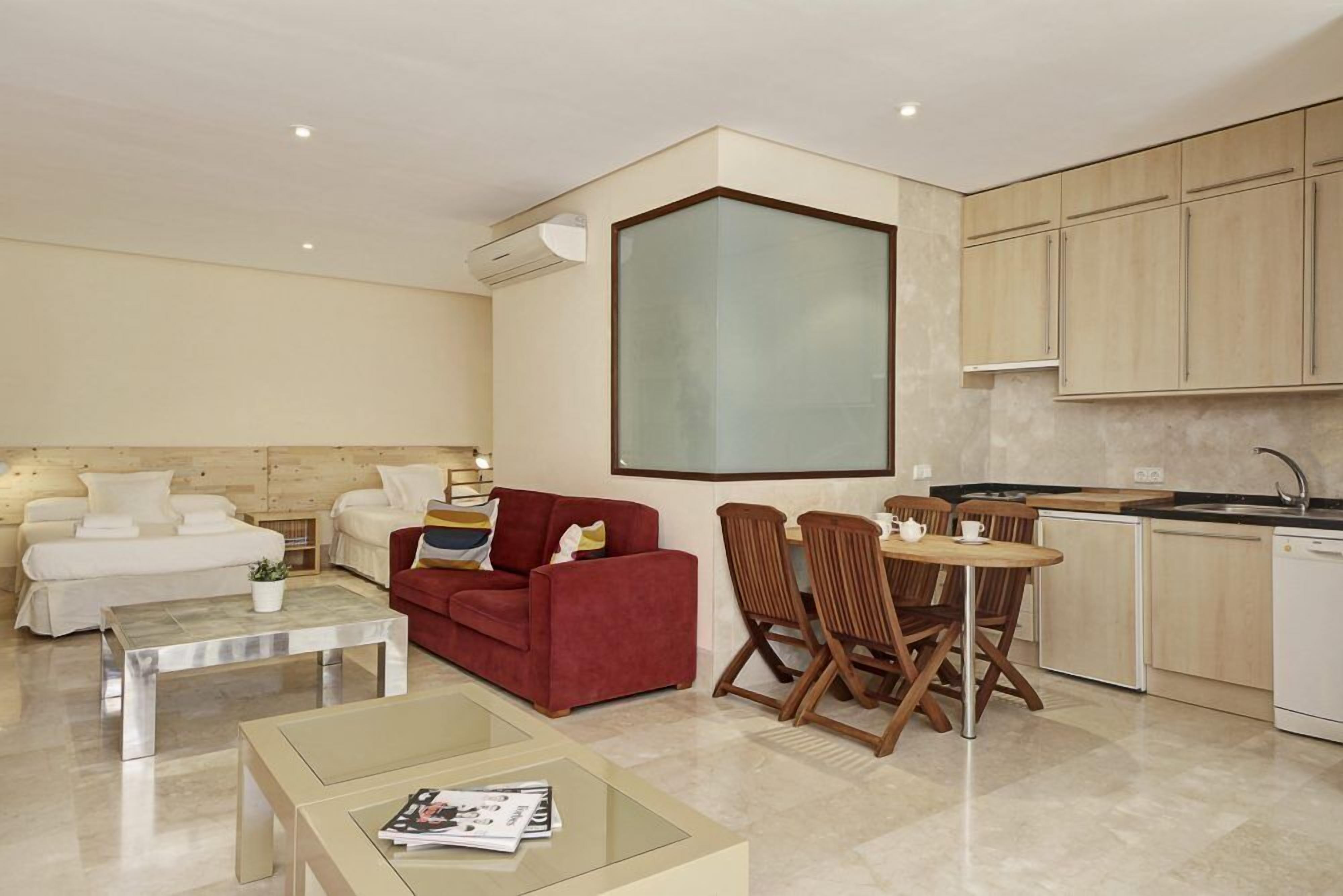Un apartamento moderno con sala de estar, comedor y cocina.