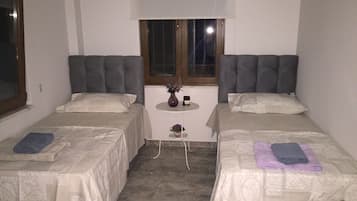 6 kamar tidur, didekorasi berbeda-beda, dan ruang kerja ramah laptop